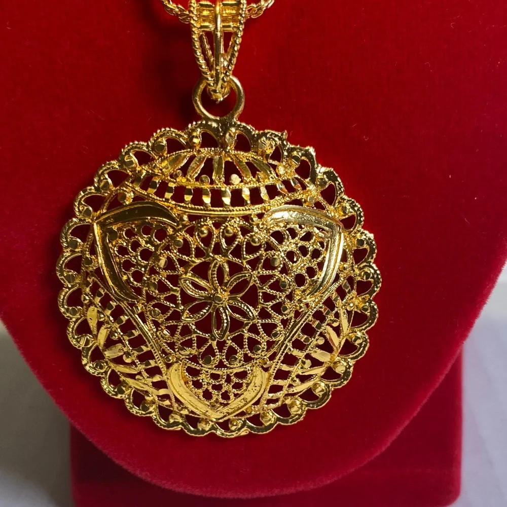Elegant 18k Gold Tone Pendant Necklace - Picture 2 of 3